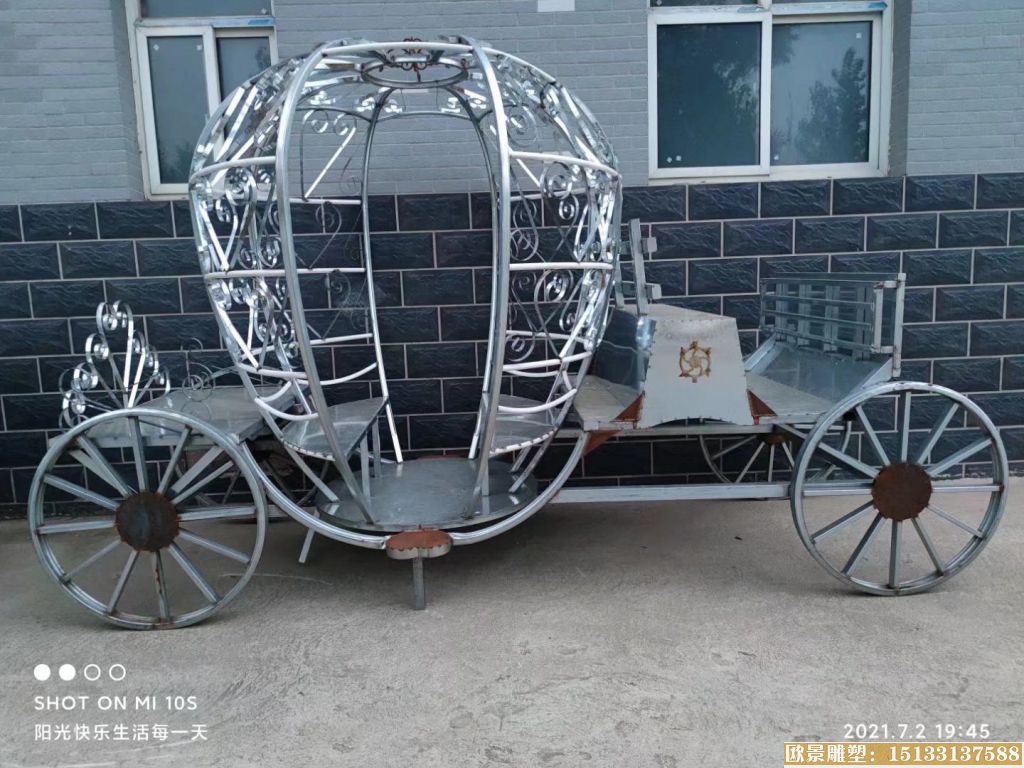 南瓜車雕塑